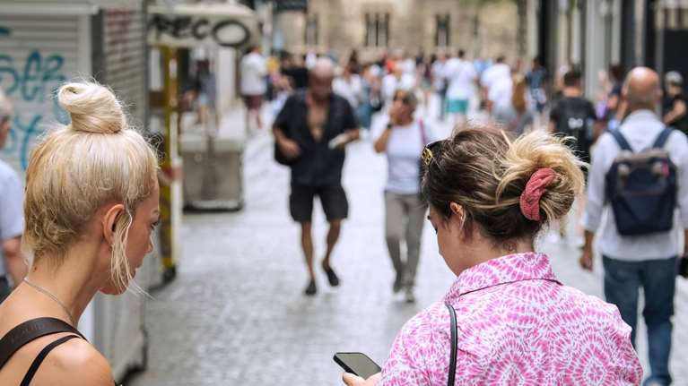 &quot;Καμπανάκι&quot; Μαγιορκίνη: 1 στους 2 Έλληνες κόλλησαν κορονοϊο το καλοκαίρι - Μας ανησυχεί η συνύπαρξη με τη γρίπη