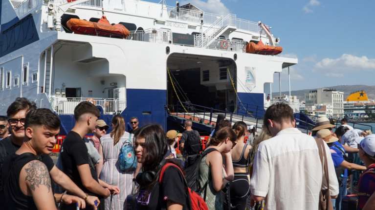 Απαγορευτικό απόπλου: Ταλαιπωρία για χιλιάδες επιβάτες, παραμένουν εγκλωβισμένοι στο λιμάνι του Πειραιά [εικόνες-βίντεο]