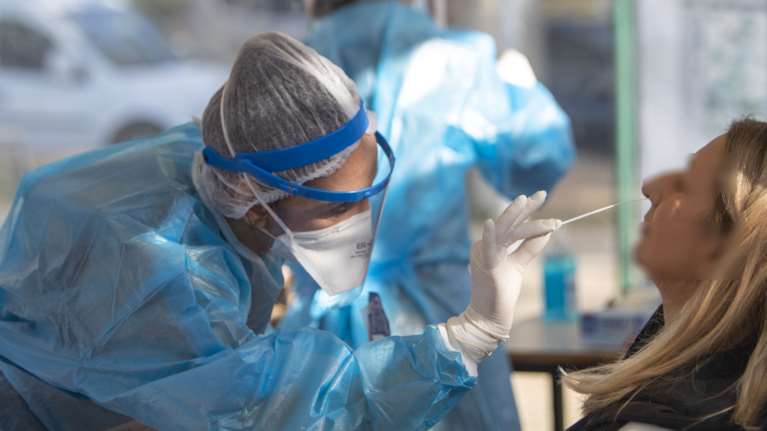Κορονοϊός: Πλαφόν στις τιμές των τεστ - 40 ευρώ το μοριακό, 10 ευρώ το rapid test