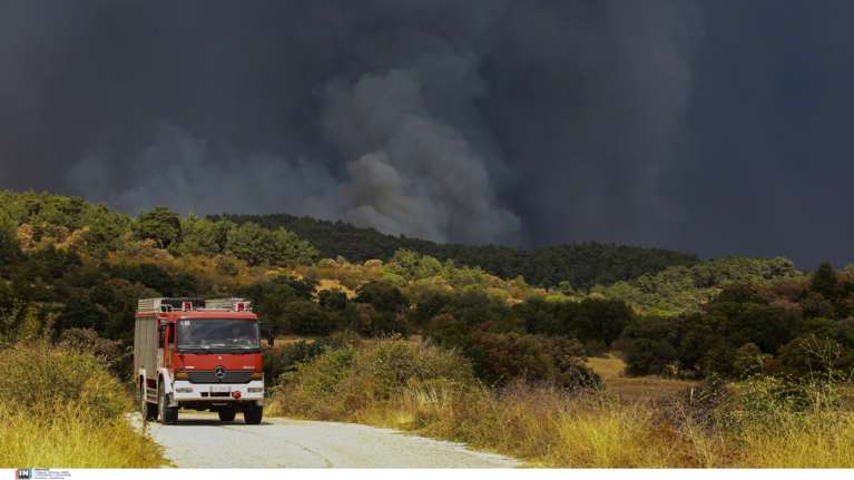 Παραλίγο νέα τραγωδία στη φωτιά του Έβρου: Πυροσβέστες απεγκλώβισαν από τις φλόγες 25 μετανάστες