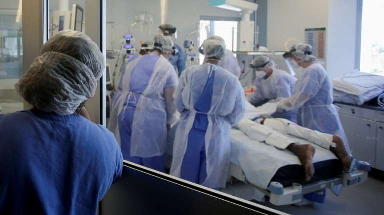 Κορονοϊός: Ψυχρολουσία με 101 νεκρούς - 672 διασωληνωμένοι και 18.834 νέα κρούσματα