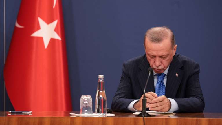 Ερντογάν: Ξαφνικά έθεσε ζήτημα για δημοψήφισμα για το δικαίωμα της γυναίκας στη μαντήλα