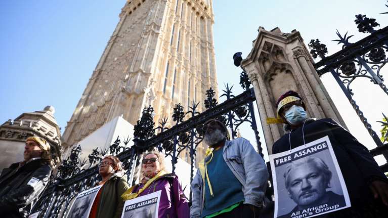 Βρετανία: Υποστηρικτές του Τζούλιαν Άσσαντ αντιδρούν στην έκδοση του στις ΗΠΑ - Ανθρώπινη αλυσίδα στο Κοινοβούλιο [εικόνες]