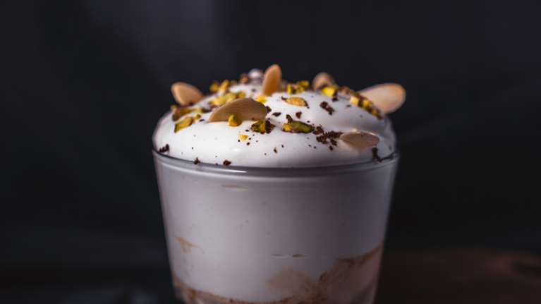 Γλυκό ψυγείου με μπισκότα - Έτοιμο σε μόλις πέντε λεπτά με λίγα και εύκολα υλικά