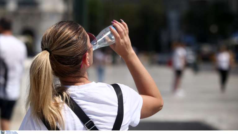 Καιρός: Καμίνι από τον καύσωνα το Σάββατο η χώρα – Αποπνικτική ατμόσφαιρα με 43άρια και σκόνη