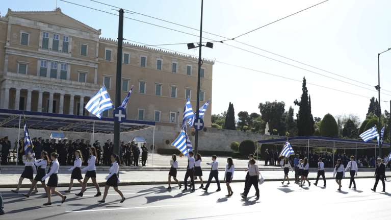 28η Οκτωβρίου: Ποιοι δρόμοι κλείνουν σε Αθήνα και Πειραιά για τις μαθητικές παρελάσεις - Πώς θα κινηθούν τα ΜΜΜ