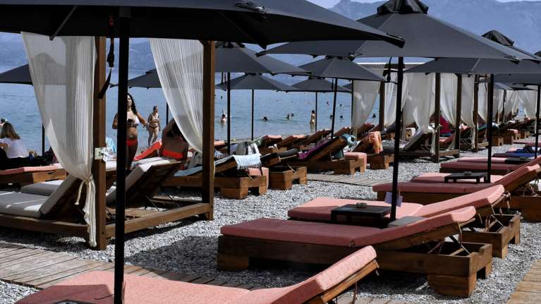 &quot;Κίνημα πετσέτας&quot;: &quot;Σαφάρι&quot; ελέγχων για ξαπλώστρες το Σαββατοκύριακο - Tα κόλπα των επιχειρηματιών για να ξεγλιστρούν