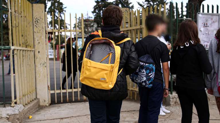 Αρνητές γονείς: Έως δύο χρόνια φυλακή και πρόστιμο για όσους δεν στέλνουν τα παιδιά τους σχολείο