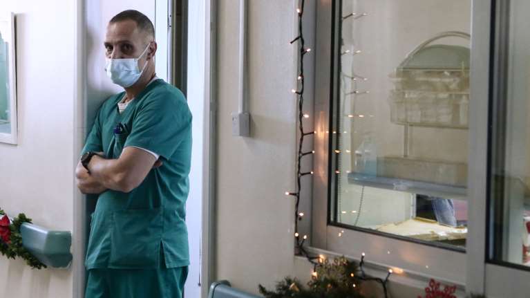 Μετάλλαξη Ομικρον: Αυτά είναι τα καλά νέα από το Λονδίνο - Οι 3 επιφυλάξεις και γιατί "φοβίζει" η Ελλάδα