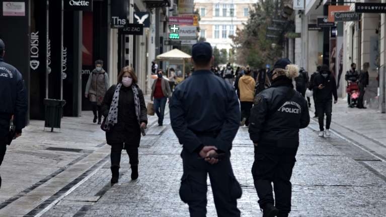 Φόβος για ολικό lockdown: Οι μεταλλάξεις και τα νέα κρούσματα στην Αττική τρομάζουν τους ειδικούς