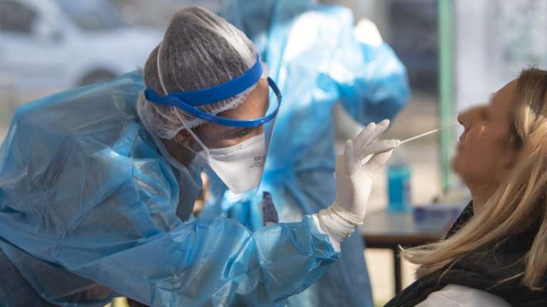 Κορονοϊός: Τρομάζουν οι αριθμοί - 1.211 νέα κρούσματα, 12 θάνατοι, αύξηση και στους διασωληνωμένους