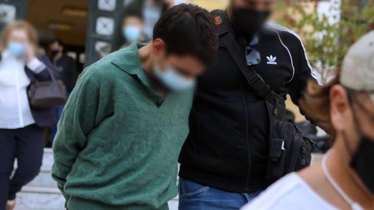 Αυτός είναι ο 19χρονος μητροκτόνος του Αιγάλεω: Οδηγήθηκε στον Εισαγγελέα - Τη Δευτέρα η απολογία του