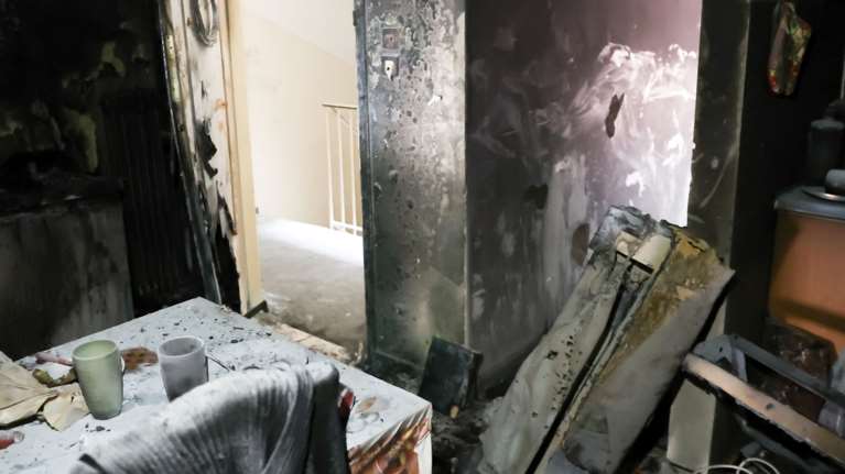 Κολωνός: Διασωληνωμένος στην εντατική ο 5χρονος - Τα δύο σενάρια για την φωτιά που έκανε στάχτη το διαμέρισμα