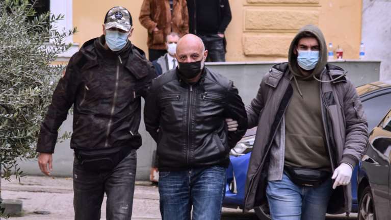 Εγκλημα στη Γλυφάδα: Στον εισαγγελέα ο 51χρονος που έστησε καρτέρι θανάτου στον σύντροφο της μητέρας του [εικόνες]