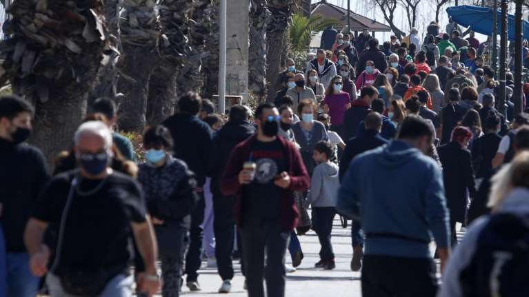Κάθε άλλο παρά lockdown στις παραλίες - Χωρίς αποστάσεις και μάσκες οι Αθηναίοι για δεύτερη ημέρα [εικόνες]