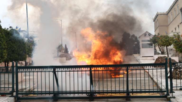 Επεισόδια στo Σύνταγμα μετά την πορεία για τα Τέμπη: Πέταξαν μολότοφ στο προαύλιο της Βουλής