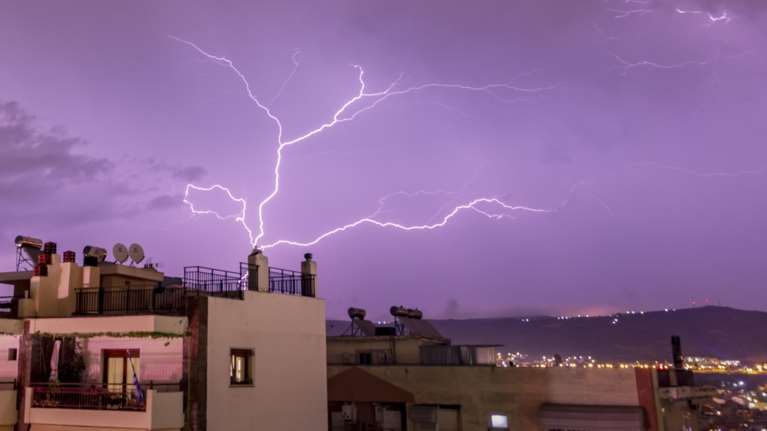 Κακοκαιρία με καταιγίδες, χαλάζι και θυελλώδεις νοτιάδες: Πόσο θα διαρκέσει - Η πρόγνωση ανά περιοχή