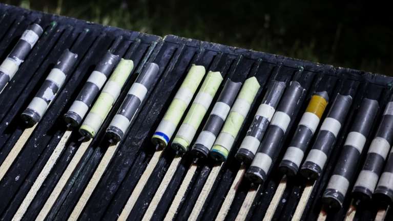 Καλύβια: Άνδρας ακρωτηριάστηκε στα δάχτυλα από βεγγαλικά το βράδυ της Ανάστασης – Πέντε τραυματίες στην Αττική