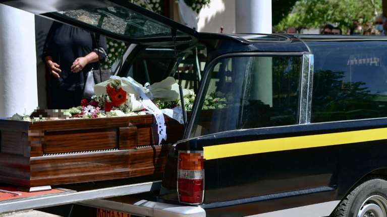 Σπαρακτικός ο επικήδειος του συζύγου της Καρολάιν στην Αλόννησο με το μωρό αγκαλιά - &quot;Δεν θα ξαναδώ την αγάπη μου&quot;