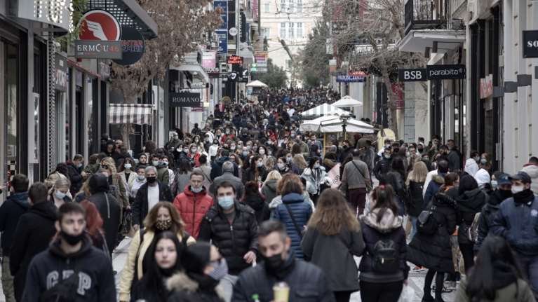Ουρές... &quot;Χριστουγέννων&quot; στο κέντρο της Αθήνας: Το κόλπο με τα πολλαπλά SMS - Μαγαζάτορες έδιωχναν πελάτες