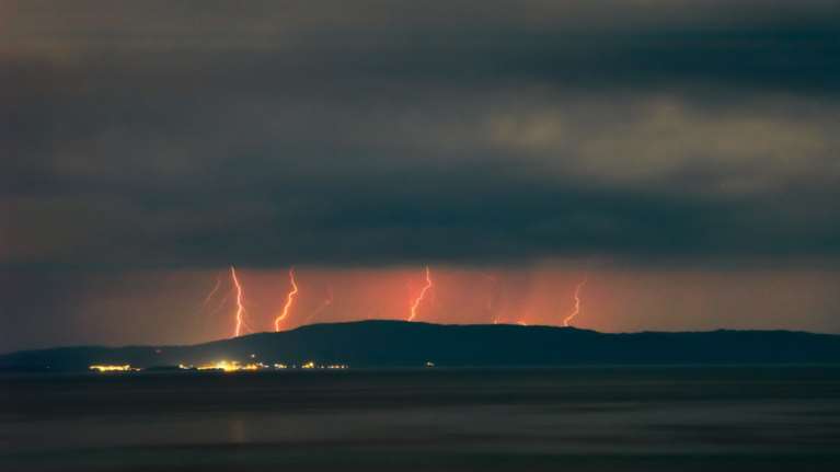 Meteo: Πού θα πέσουν βροχές, χαλάζι και κεραυνοί έως το βράδυ - Δείτε τον χάρτη με την εξέλιξη του καιρού