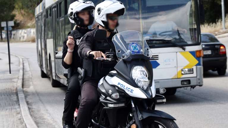 Ξάνθη: Συνελήφθη αστυνομικός που χειροδίκησε και πέρασε χειροπέδες σε ημεδαπό γιατί τον πέρασε για λαθρομετανάστη