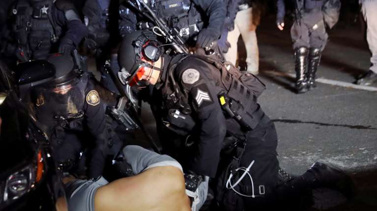 ΗΠΑ: Άγριο ξύλο στο Πόρτλαντ - 12 συλλήψεις σε συμπλοκές μεταξύ ακροδεξιών και αντιρατσιστών [εικόνες, βίντεο]