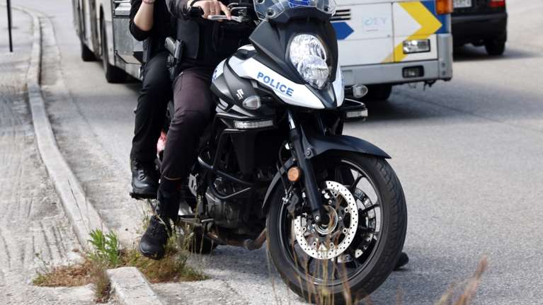 Θεσσαλονίκη: Ταυτοποιήθηκε και ομολόγησε ο οδηγός ταξί που παρέσυρε και εγκατέλειψε μηχανή με ταξίαρχο και ανθυπαστυνόμο της ΕΛΑΣ