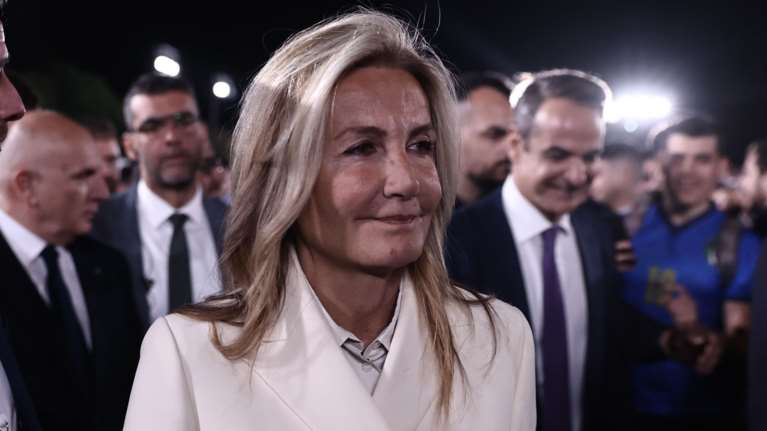 Μαρέβα Γκραμπόφσκι-Μητσοτάκη: Το ανδρόγυνο look που συνδύασε με μάξι boho φούστα και το σακάκι από πλεκτό ύφασμα και κροσέ ραφές