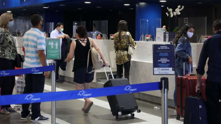 Με ποιους κανόνες θα ταξιδεύουμε αεροπορικώς στα νησιά - Oι προϋποθέσεις εισόδου για τουρίστες
