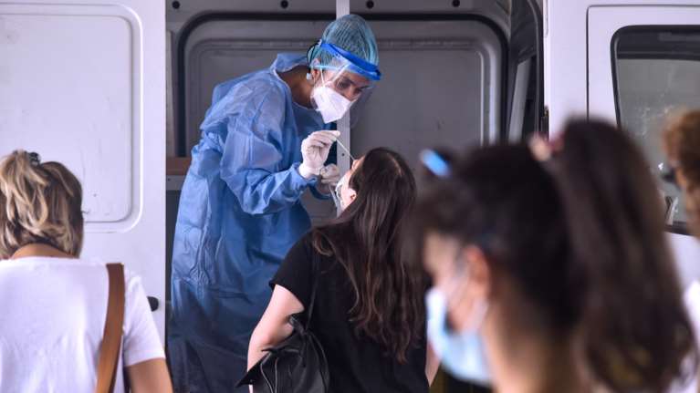 Θετικό μέτρο τα rapid test στα ρεβεγιόν, λένε οι επιστήμονες