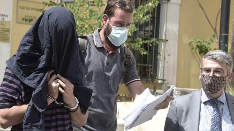 Νέα Σμύρνη: Σοκαρισμένη η μητέρα του 22χρονου, που είναι κοινωνική λειτουργός - "Θα τον στείλω σε ψυχολόγο" [Βίντεο]