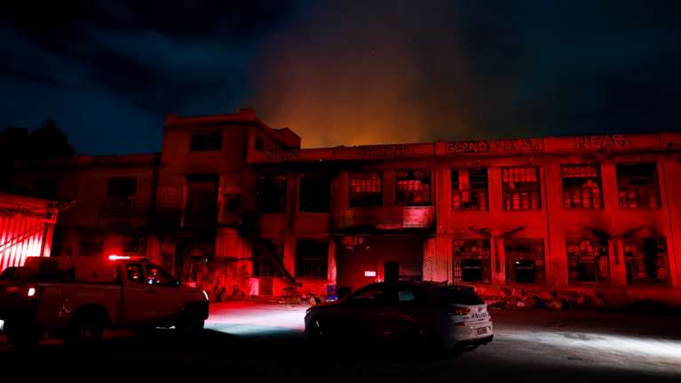 Ανω Πατήσια: Μεγάλη φωτιά σε εγκαταλελειμμένο εργοστάσιο - Εκκενώθηκαν πολυκατοικίες [εικόνες - βίντεο]