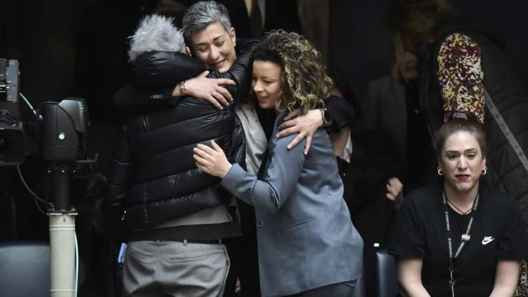 Γάμος ομόφυλων: Αγκαλιές, καρδούλες και δάκρυα χαράς στη Βουλή - Ποιοι παρακολούθησαν την ιστορική ψήφιση από τα θεωρεία