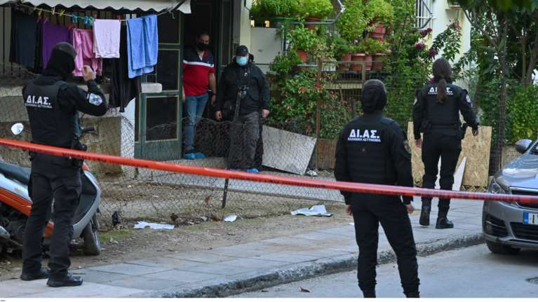 Έγκλημα στο Αιγάλεω: Με αίματα της μητέρας του πάνω στη μπλούζα του παραδόθηκε ο 20χρονος - Τι είπε στους αστυνομικούς