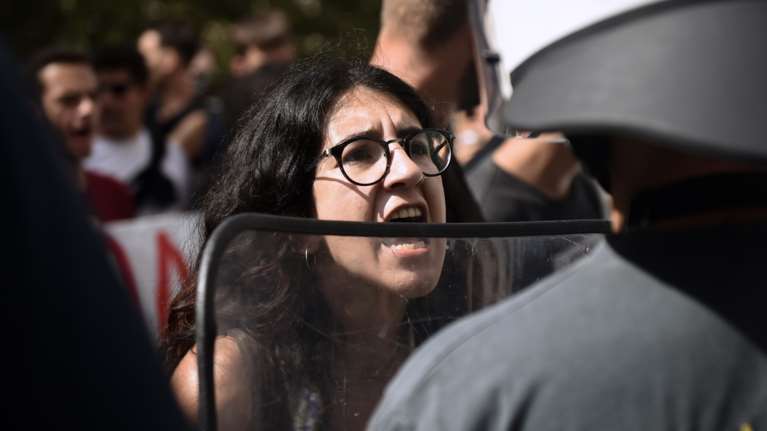 Επεισόδια στο ΑΠΘ: Πήγαν να κολλήσουν πάνω σε ασπίδα των ΜΑΤ ψήφισμα για την πανεπιστημιακή αστυνομία και... [εικόνες - βίντεο]