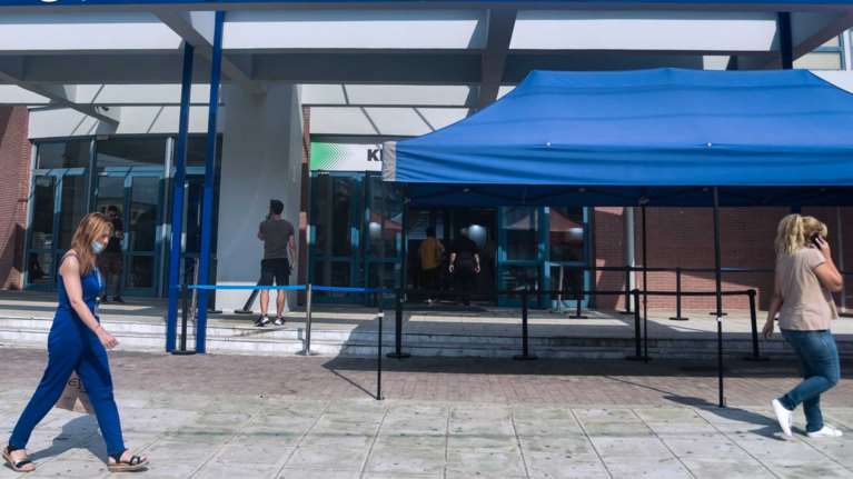 Κορονοϊός: Ραγδαία αύξηση των κρουσμάτων στην ηλικιακή ομάδα 12 -17 ετών - Χαμηλά τα ποσοστά εμβολιασμού στους νέους