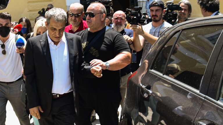 Θέμης Αδαμαντίδης: Ελεύθερος με περιοριστικούς όρους - Δεν μπορεί να πλησιάσει τη σύντροφό του στα 100 μέτρα