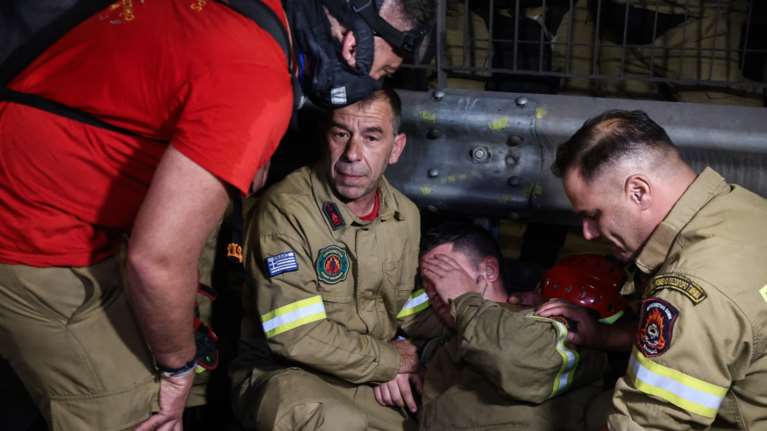 Το αρχηγείο της ΕΛΑΣ για την επίθεση των ΜΑΤ κατά εποχικών πυροσβεστών: Ερευνα από εισαγγελέα και Συνήγορο του Πολίτη