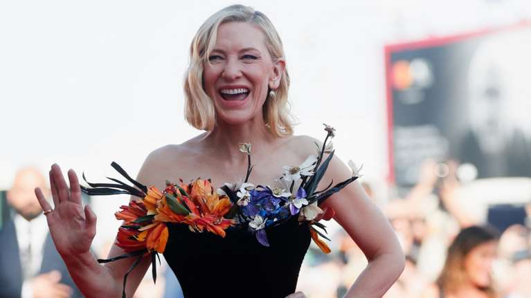 Κέιτ Μπλάνσετ: Θεά στη Βενετία με ασυνήθιστα σύνολα - Το total σιέλ και το μαύρο jumpsuit με τα ζωντανά λουλούδια