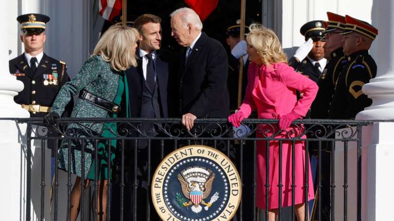 Συνάντηση Μακρόν με Μπάιντεν λίγο πριν την επικοινωνία με Πούτιν: "Συμπολεμιστές ΗΠΑ και Γαλλία στον πόλεμο της Ουκρανίας"