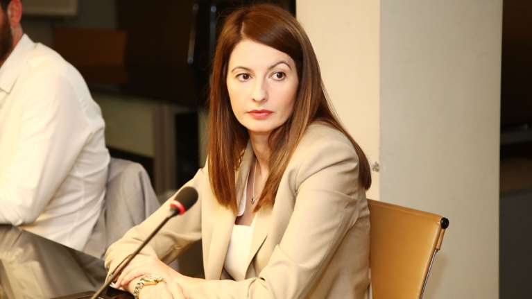 Ρώμη: Υπό αστυνομική προστασία η Λίνα Σουλούκου και τα παιδιά της- Την απειλούν οπαδοί της Ρόμα- Κρέμασαν ακόμα και πανό