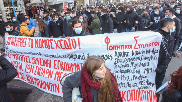 Θεσσαλονίκη: Απίστευτη κορονο-διαδήλωση φοιτητών για το νομοσχέδιο για ΑΕΙ- Ο ενας πάνω στον άλλο... [εικόνες βίντεο]