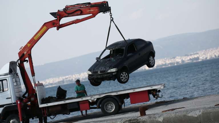 Συγκλονιστικό: Μάνα και γιος που αυτοκτόνησαν οι νεκροί δεμένοι με χειροπέδες στο ΙΧ στη Θεσσαλονίκη;