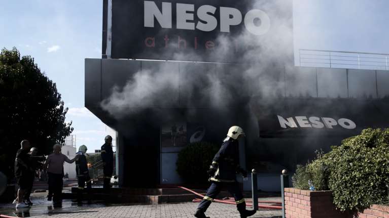 Θεσσαλονίκη: Υπό μερικό έλεγχο η φωτιά σε κατάστημα αθλητικών ειδών - Εκτεταμένες οι ζημιές [εικόνες]