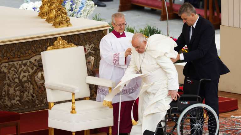 Κρίσιμη παραμένει η κατάσταση του Πάπα - Αντιμέτωπος και με ελαφρά νεφρική ανεπάρκεια