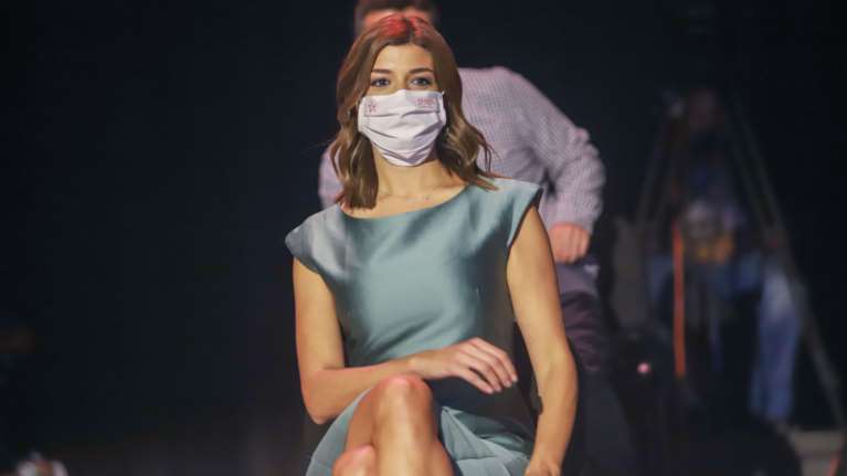 Υπέρκομψες παρουσίες στην ομιλία Τσίπρα - Οι κυρίες με τα μίνι που έκλεψαν τις εντυπώσεις