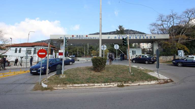 Θεσσαλονίκη: &quot;Τον βλέπω στον ύπνο μου να ξεψυχά σε μια καρέκλα&quot; - Ξεσπά η μητέρα του 43χρονου που πέθανε στο &quot;Παπανικολάου&quot;