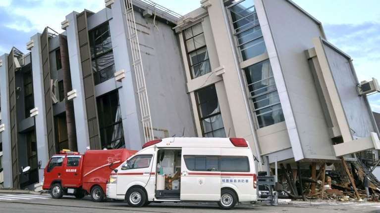 Ανάλυση BBC: Γιατί τα κτίρια έμειναν όρθια παρά τα 7,6 Ρίχτερ του φονικού σεισμού που σάρωσαν τη χώρα