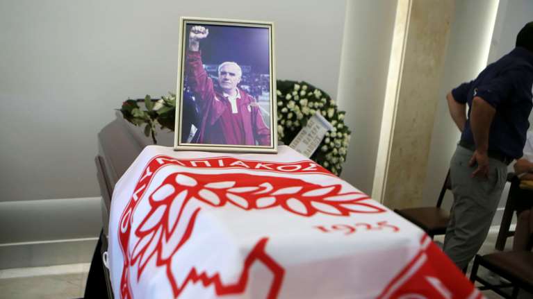 Νίκος Αλέφαντος: Πλήθος κόσμου αποχαιρέτησε τον θρυλικό προπονητή - Συγκίνηση και στεφάνια από όλες τις ομάδες [εικόνες]